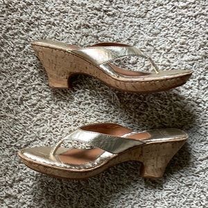 BORN Gold Sandals w Bow